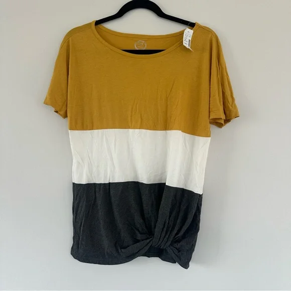 NWT Maurices Mustard, White, and Black Colorblock Tee Size XSmall - Picture 1 of 7